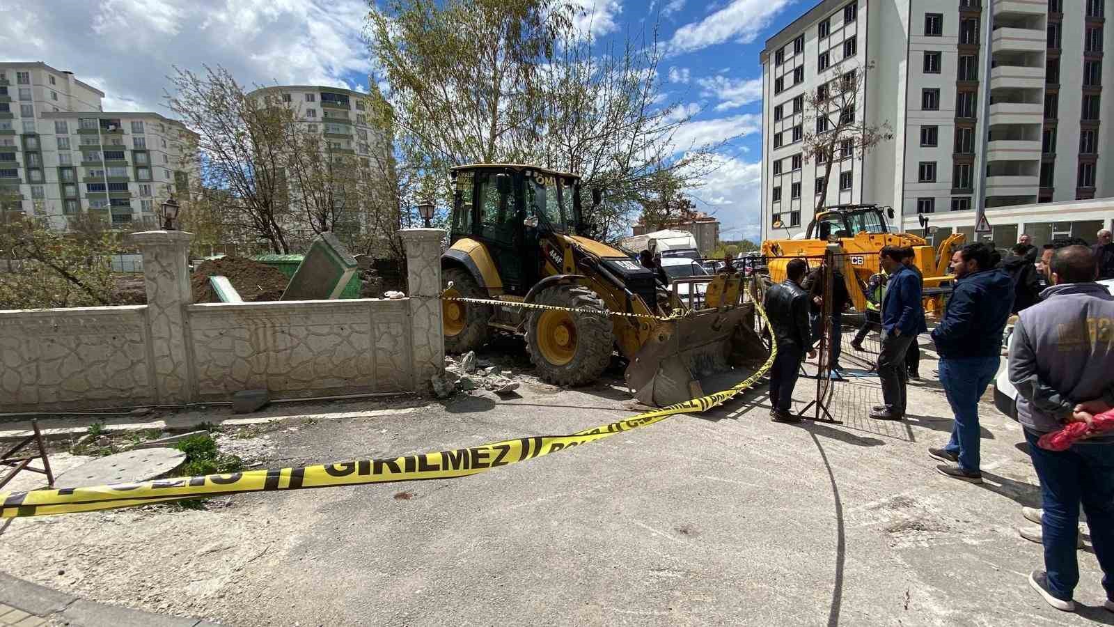 erzurumda cifte kardesler turbesinde yikim gerginligi 1 8ZN2LYSI