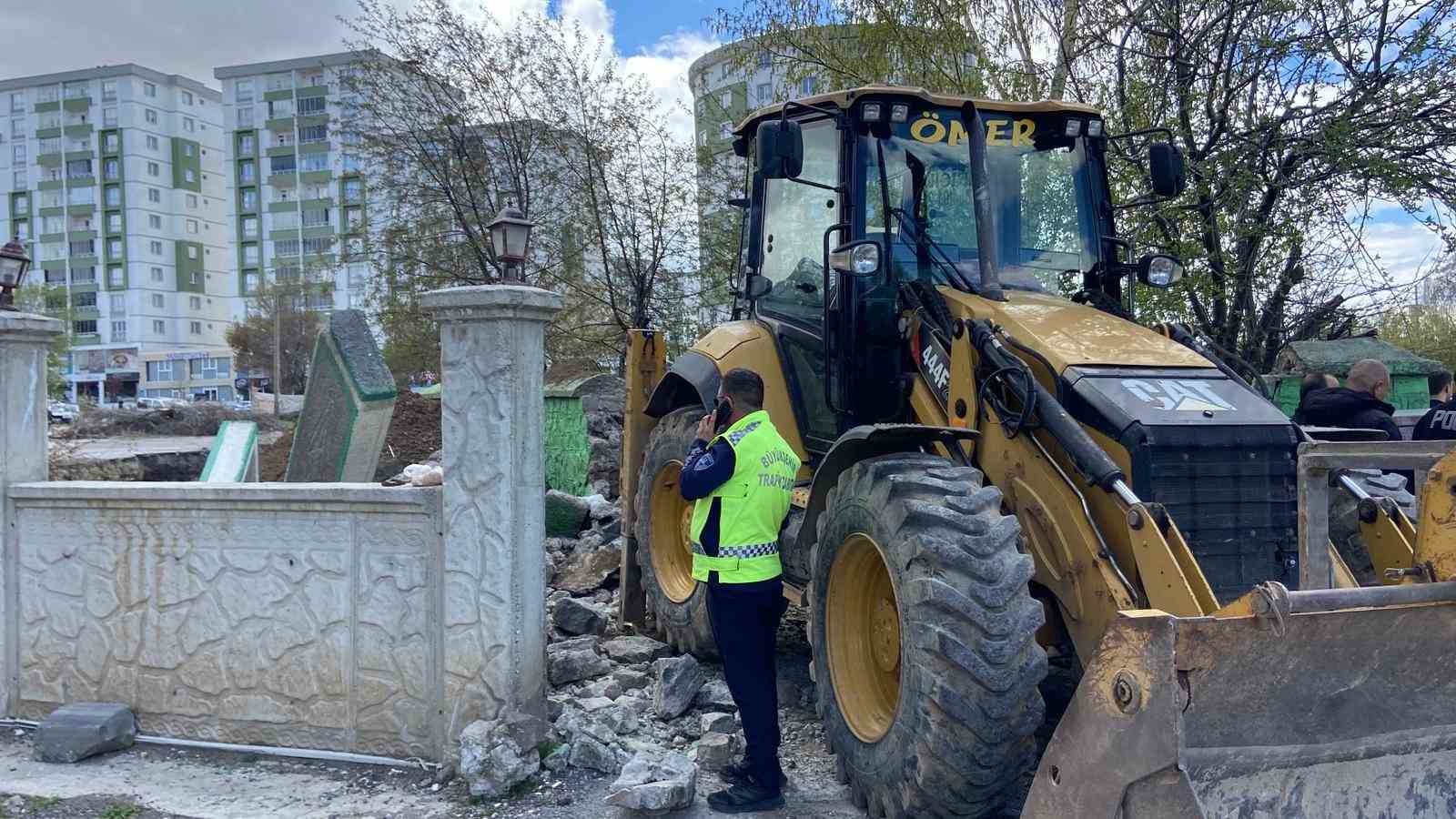 erzurumda cifte kardesler turbesinde yikim gerginligi 10