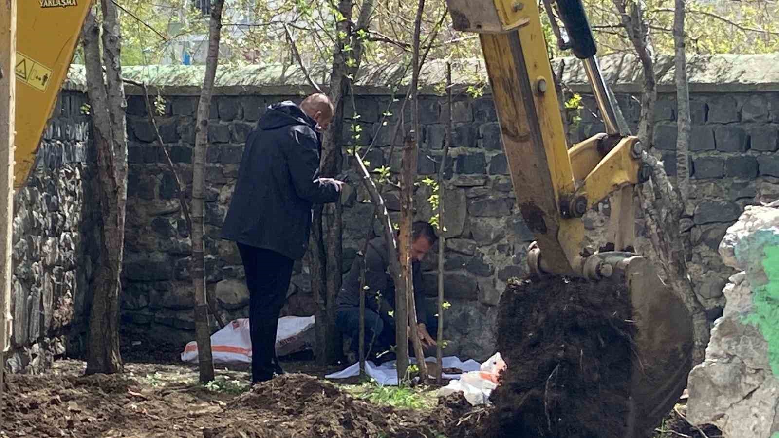 erzurumda cifte kardesler turbesinde yikim gerginligi 11 EeLskabT