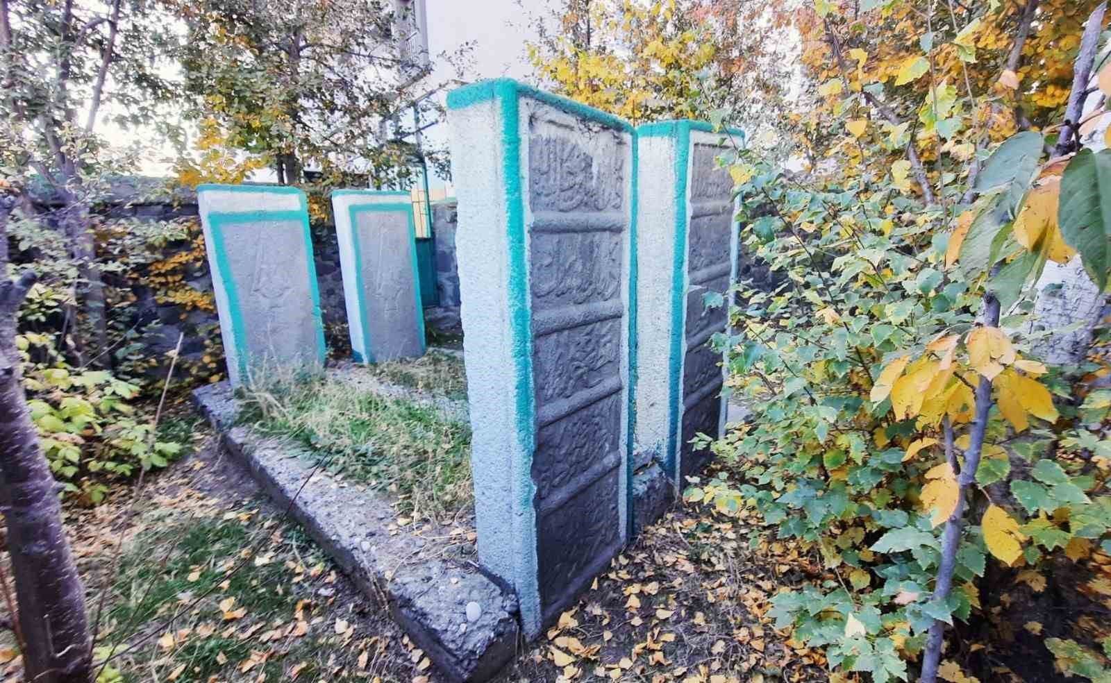 erzurumda cifte kardesler turbesinde yikim gerginligi 12