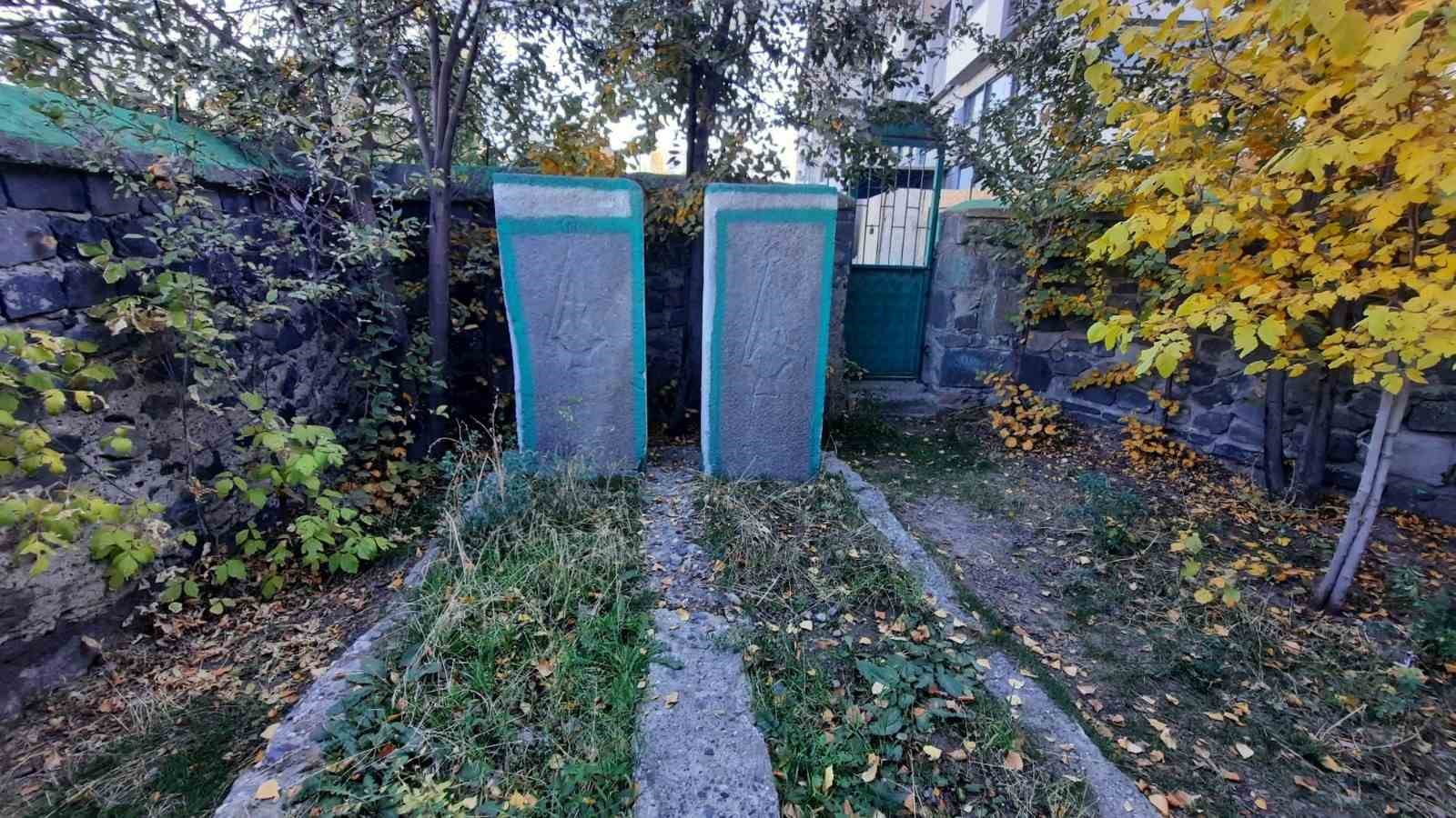 erzurumda cifte kardesler turbesinde yikim gerginligi 14 YuDmep5Q