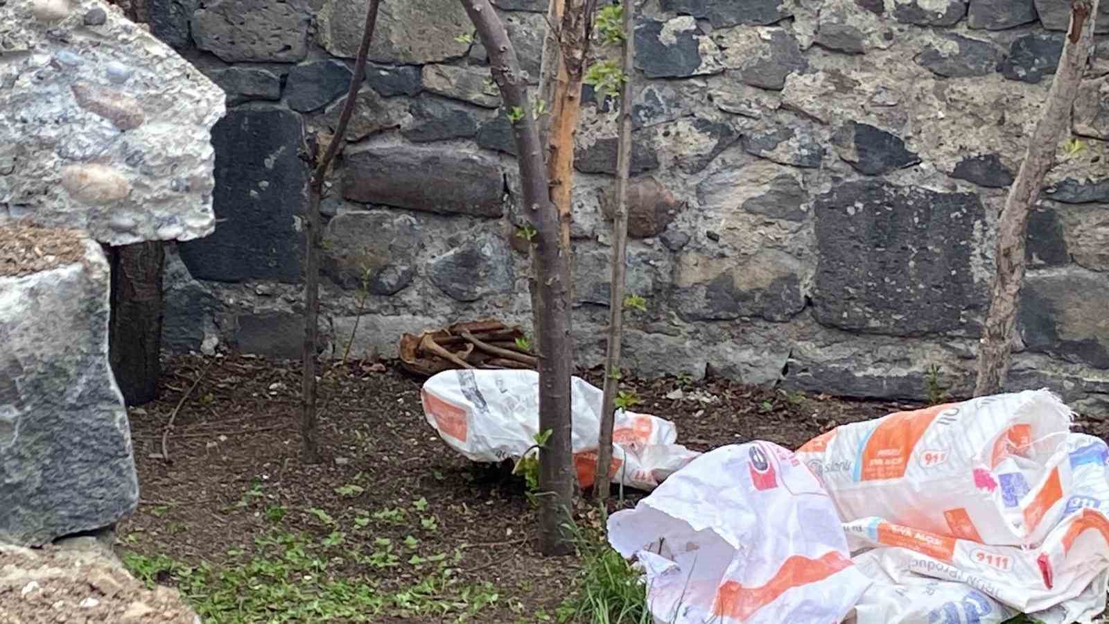 erzurumda cifte kardesler turbesinde yikim gerginligi 3 VkXF5HXK