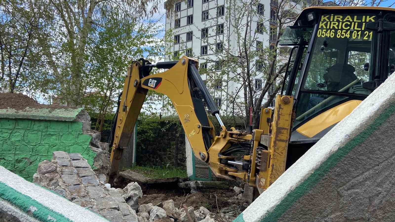 erzurumda cifte kardesler turbesinde yikim gerginligi 4 R3pNBwVy