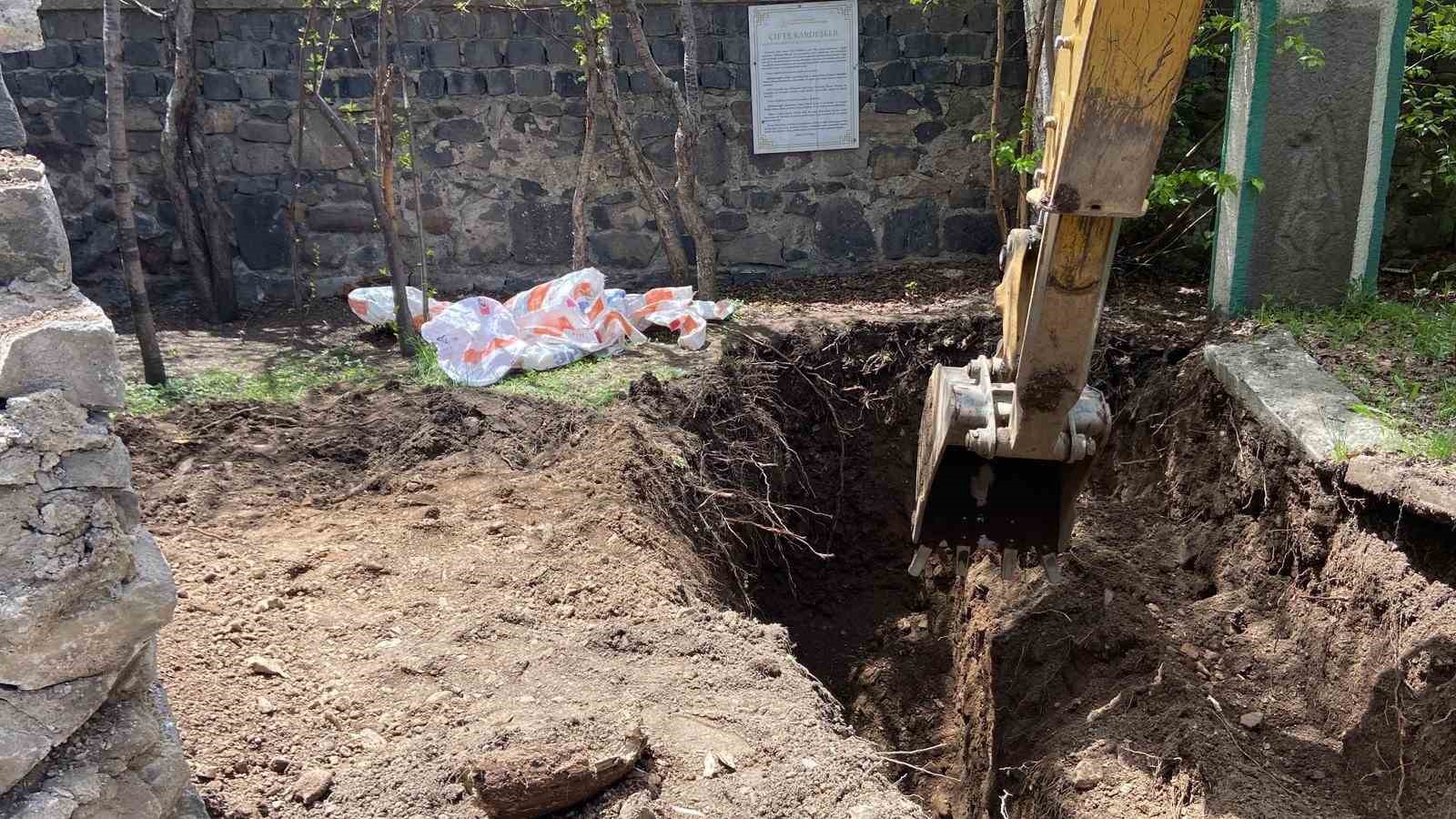 erzurumda cifte kardesler turbesinde yikim gerginligi 6 BHwf4Tmf