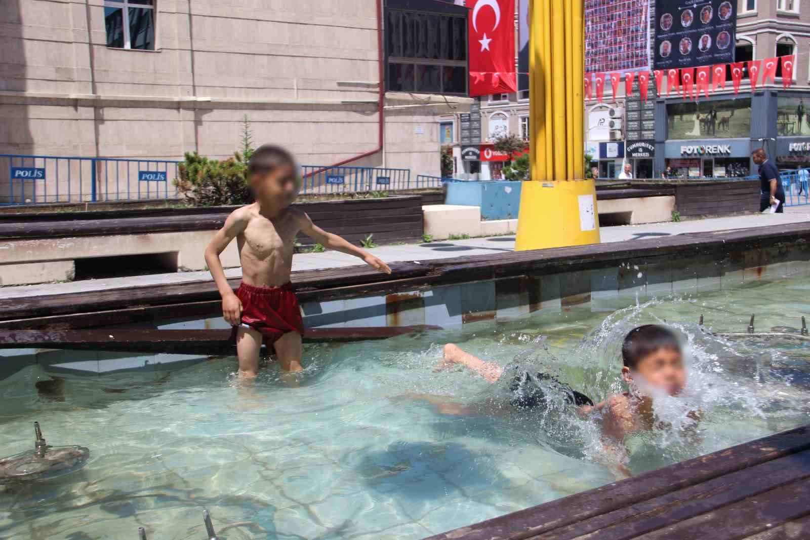 erzurumda cocuklar sus havuzunda serinledi 3 cw6DdXSN