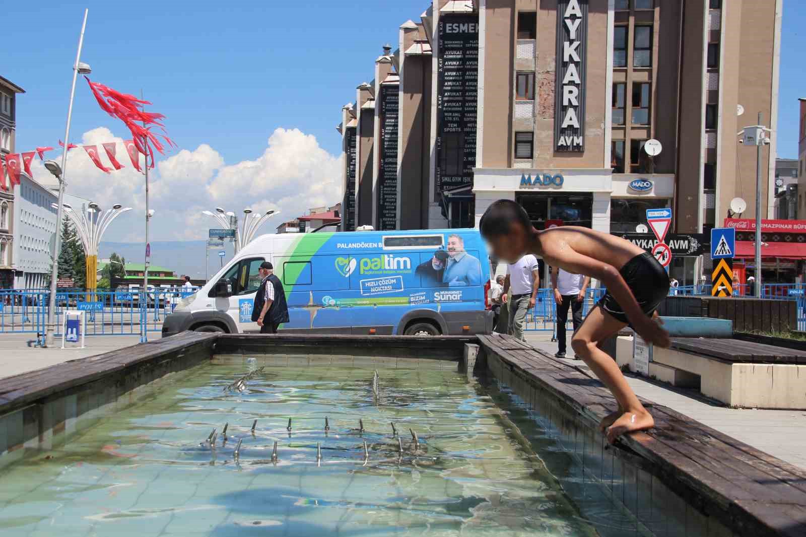 erzurumda cocuklar sus havuzunda serinledi 4 CYUeC1qT