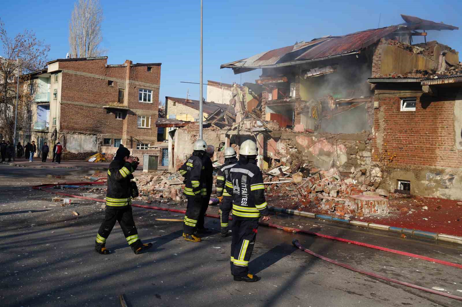 erzurumda dogalgaz patlamasi 2 ev coktu 1 yarali 10 afyCK52E