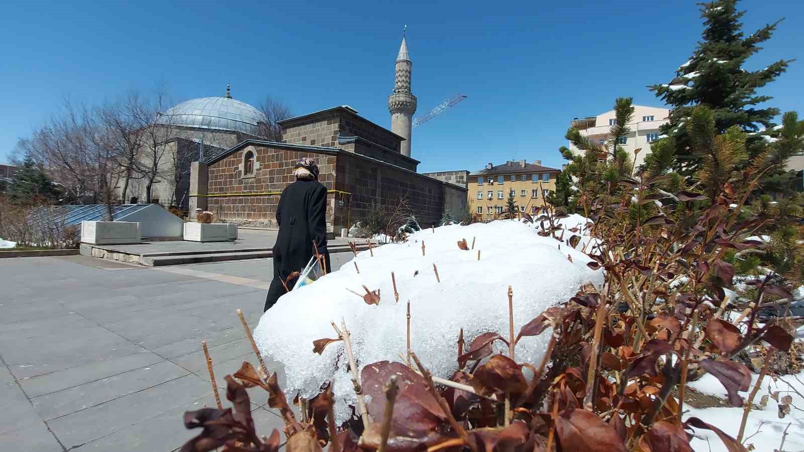 erzurumda dort mevsim bir arada bir yanda kar esareti bir yanda palandokende kayak bir