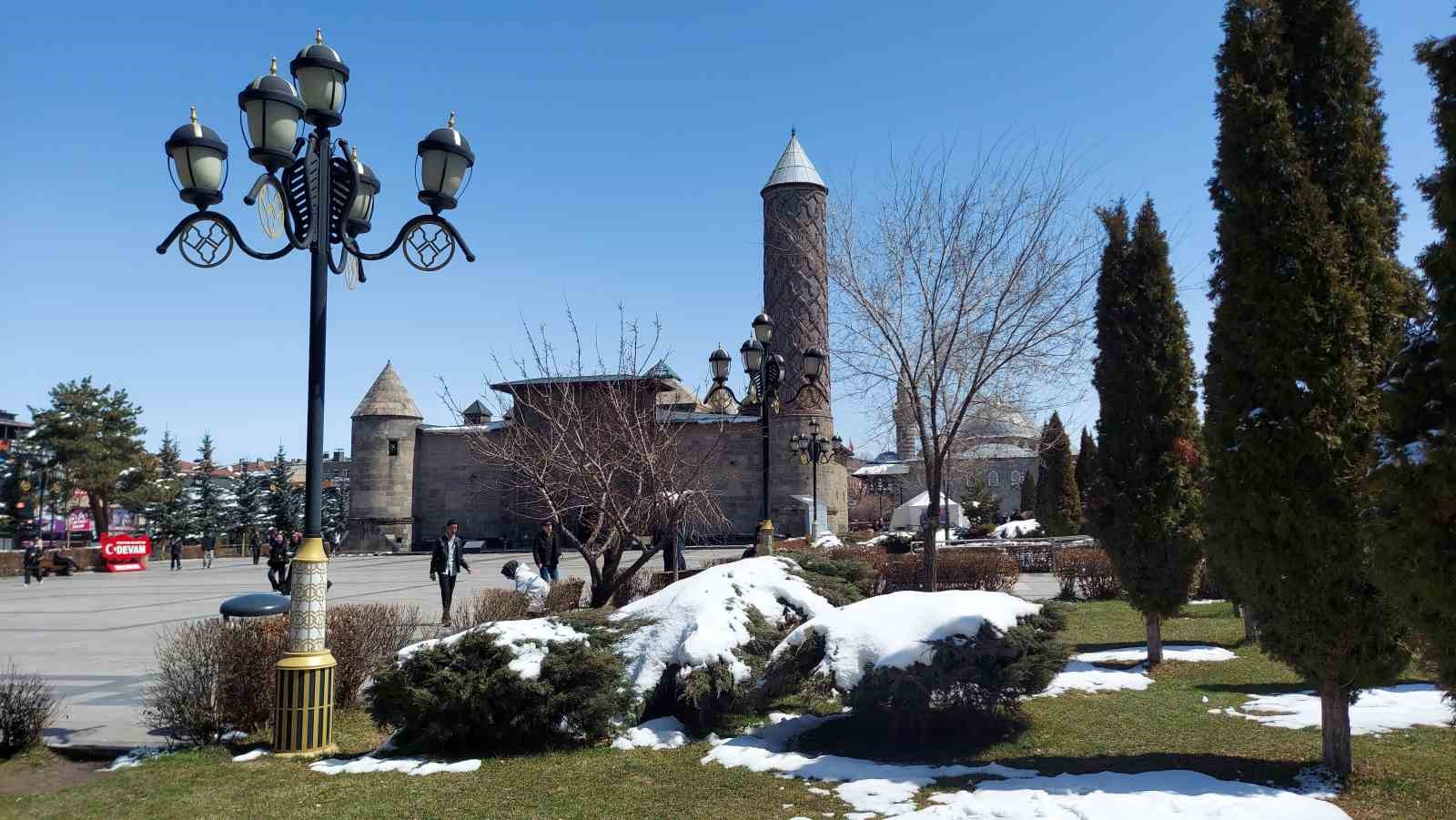erzurumda dort mevsim bir arada bir yanda kar esareti bir yanda palandokende kayak bir qLrQvqEb
