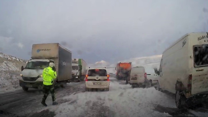 erzurumda etkili olan tipi cevre illerle olan ulasimi aksatiyor 0 MtZCAF3O