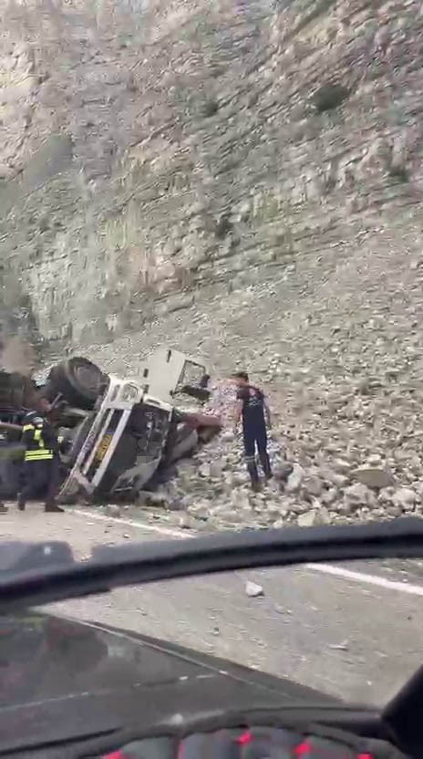 Erzurum’da feci kaza: Freni patlayan tırdan atlayan sürücü öldü, 2 kişi yaralandı 4 erzurumda feci kaza freni patlayan tirdan atlayan surucu oldu 2 kisi yaralandi 0 nP3V7ElX