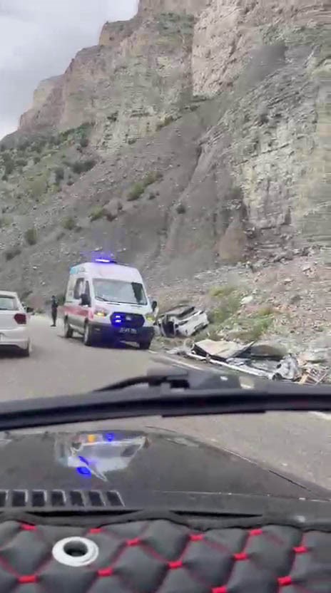 Erzurum’da feci kaza: Freni patlayan tırdan atlayan sürücü öldü, 2 kişi yaralandı 5 erzurumda feci kaza freni patlayan tirdan atlayan surucu oldu 2 kisi yaralandi 1 3KsiyjDn
