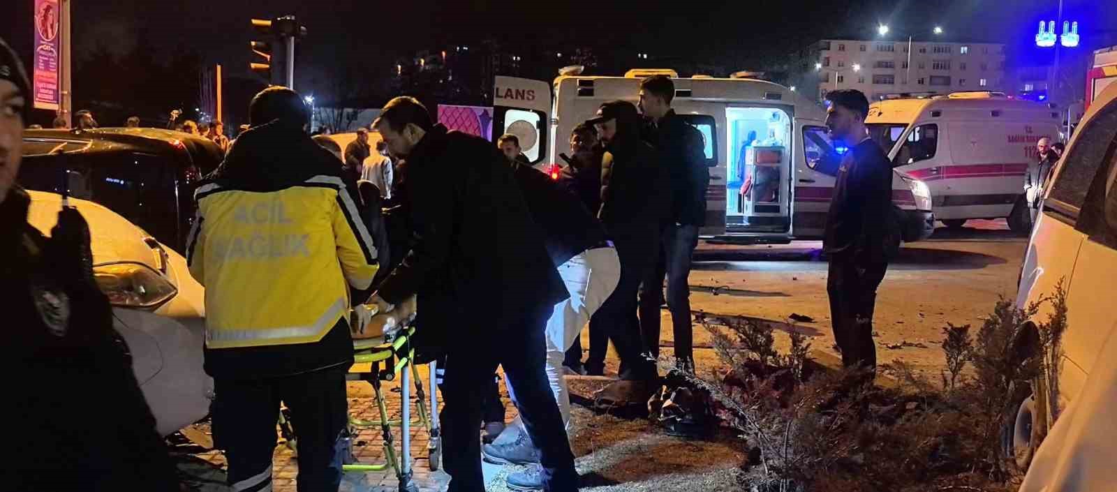erzurumda feci kaza kavsak adeta savas alanina dondu 5 3lR3U69Q