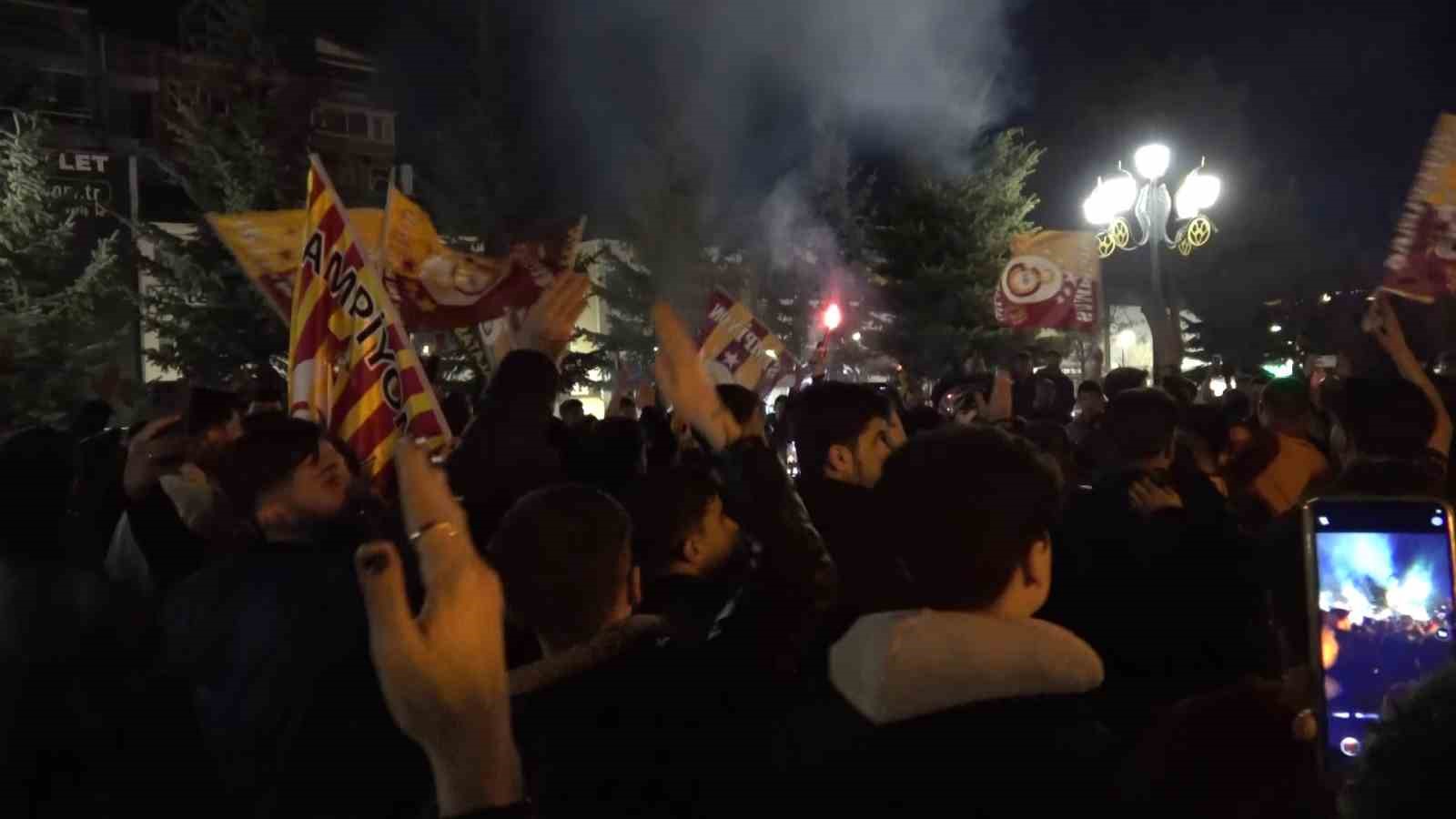 Erzurum’da Galatasaray taraftarının derbi galibiyeti coşkusu 4 erzurumda galatasaray taraftarinin derbi galibiyeti coskusu 0 IJgDQGRd