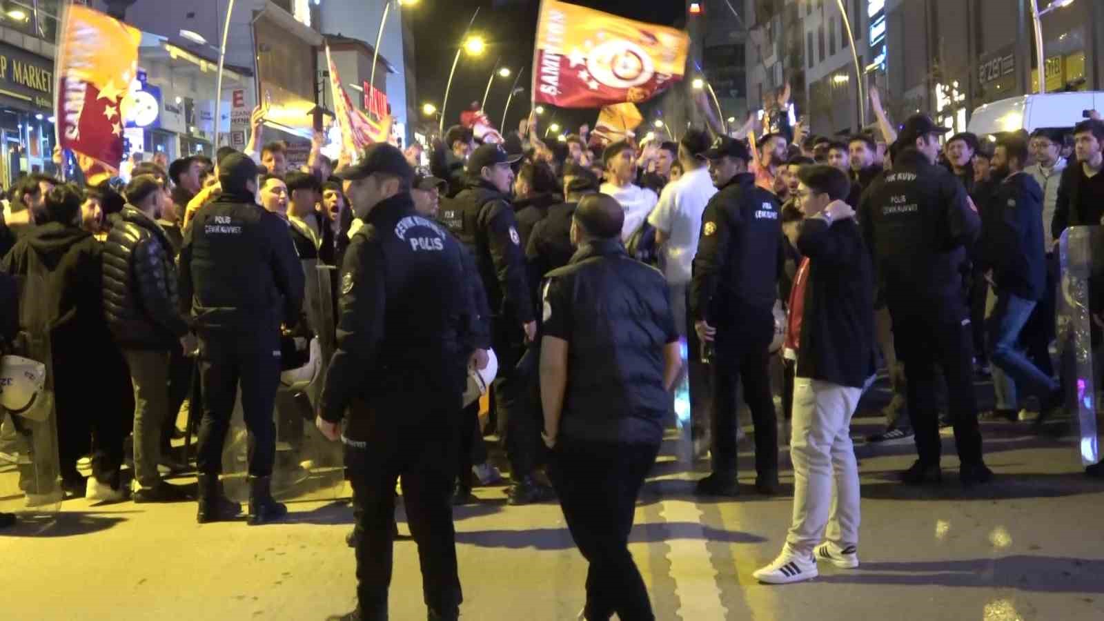 Erzurum’da Galatasaray taraftarının derbi galibiyeti coşkusu 5 erzurumda galatasaray taraftarinin derbi galibiyeti coskusu 1 H9sRTY7z