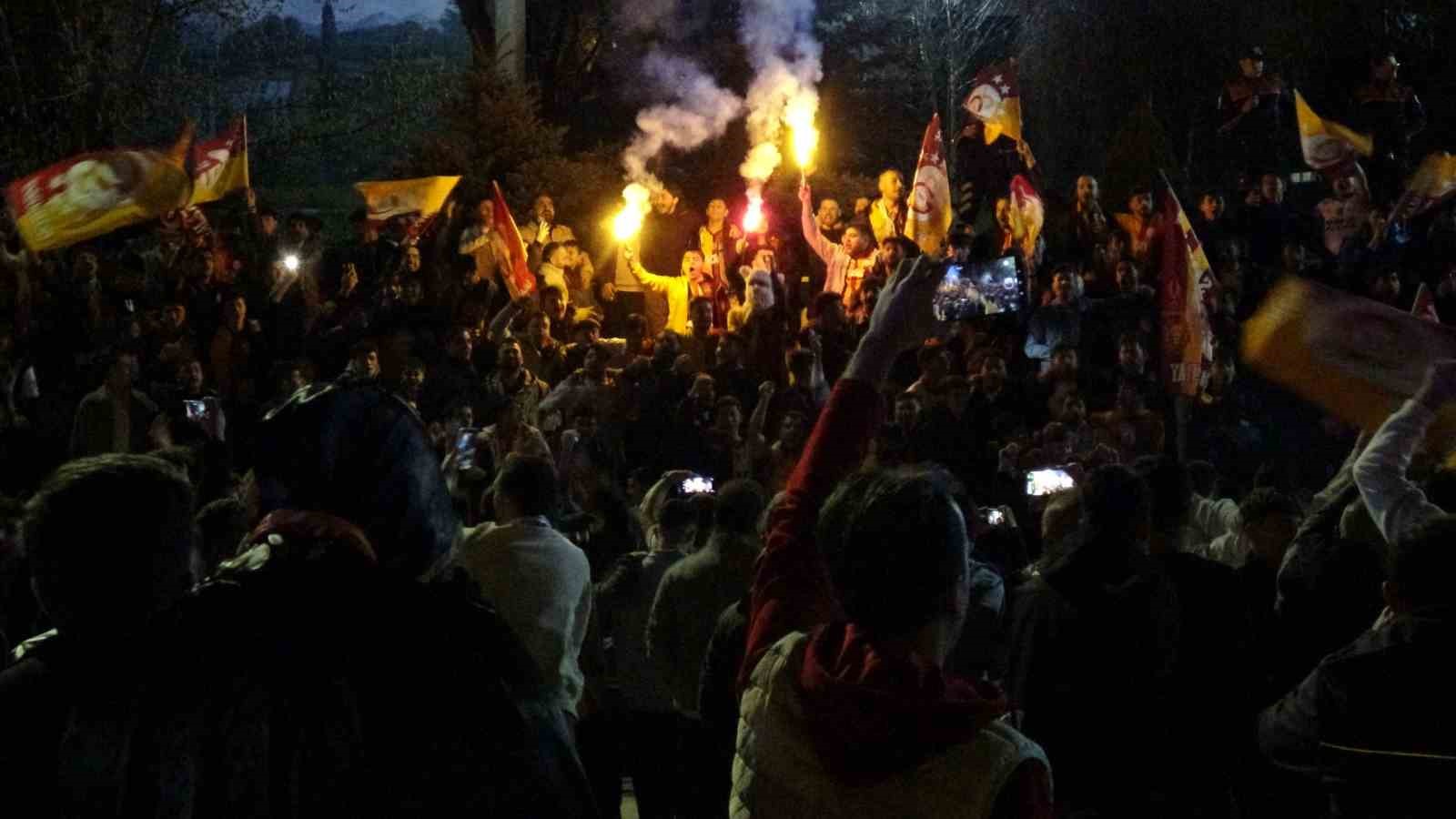 erzurumda galatasaray taraftarinin sampiyonluk coskusu 0 Snh3k33h