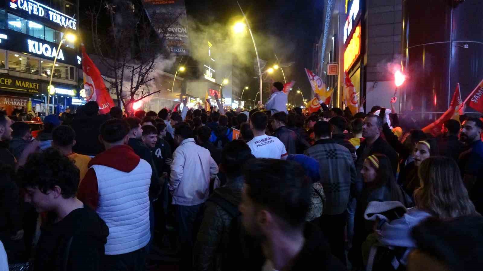 erzurumda galatasaray taraftarinin sampiyonluk coskusu 2