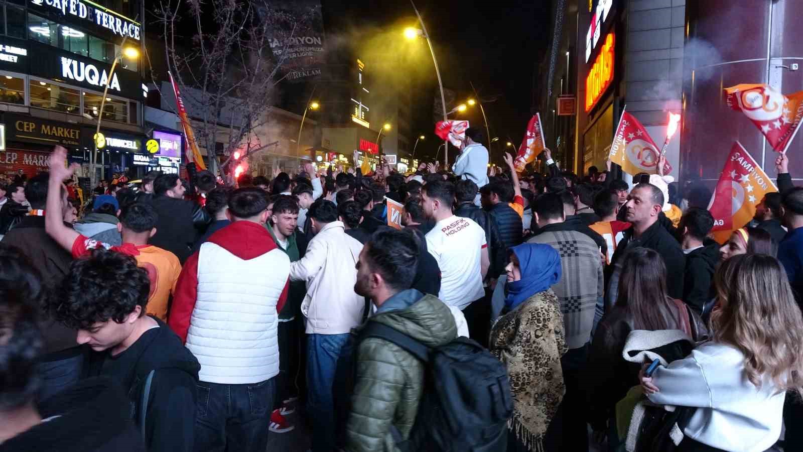 erzurumda galatasaray taraftarinin sampiyonluk coskusu 4 YXXAH9cg