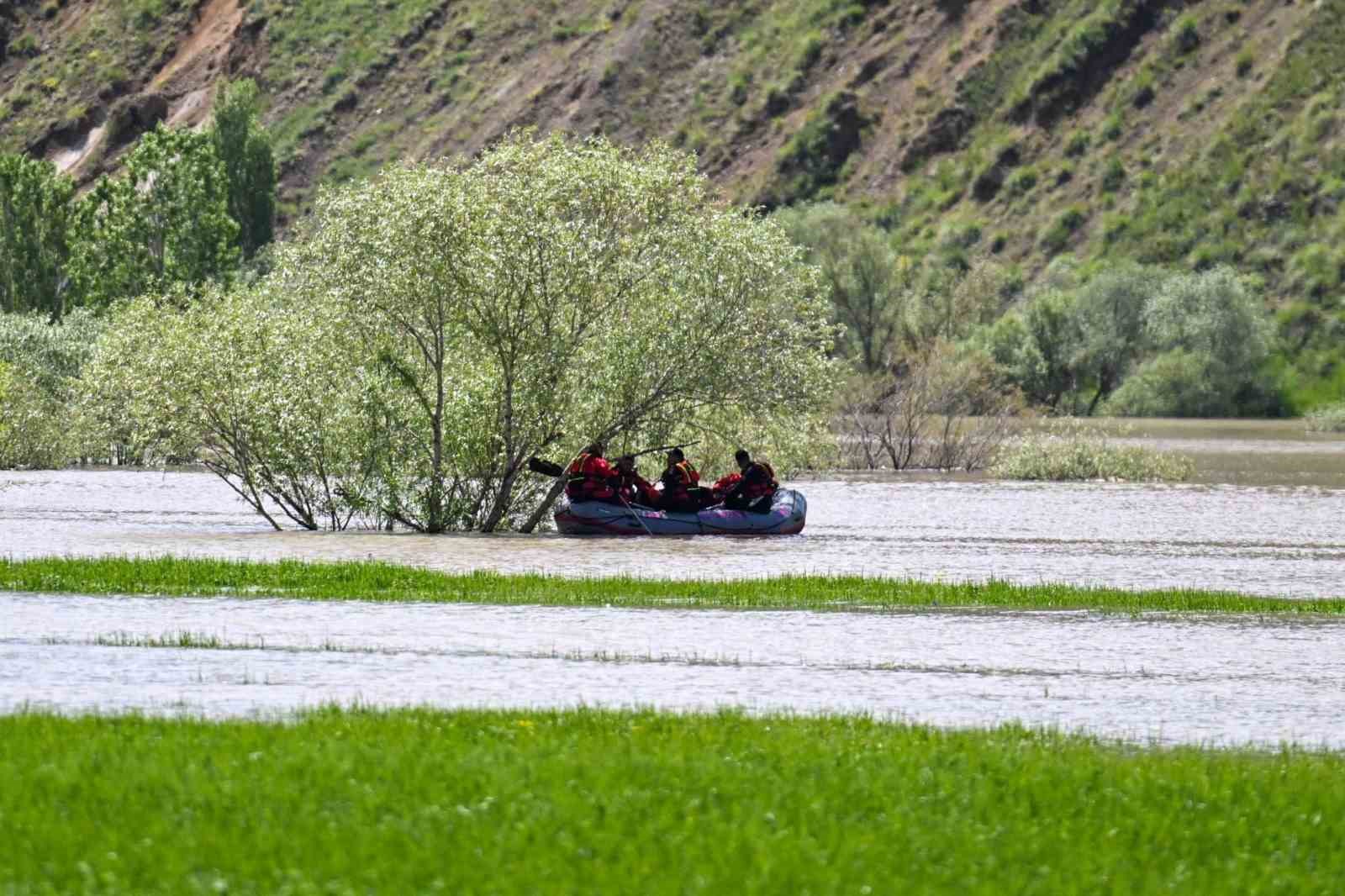 Erzurum’da girdiği nehirde kaybolan çobanı arama çalışmaları sürüyor 7 erzurumda girdigi nehirde kaybolan cobani arama calismalari suruyor 3