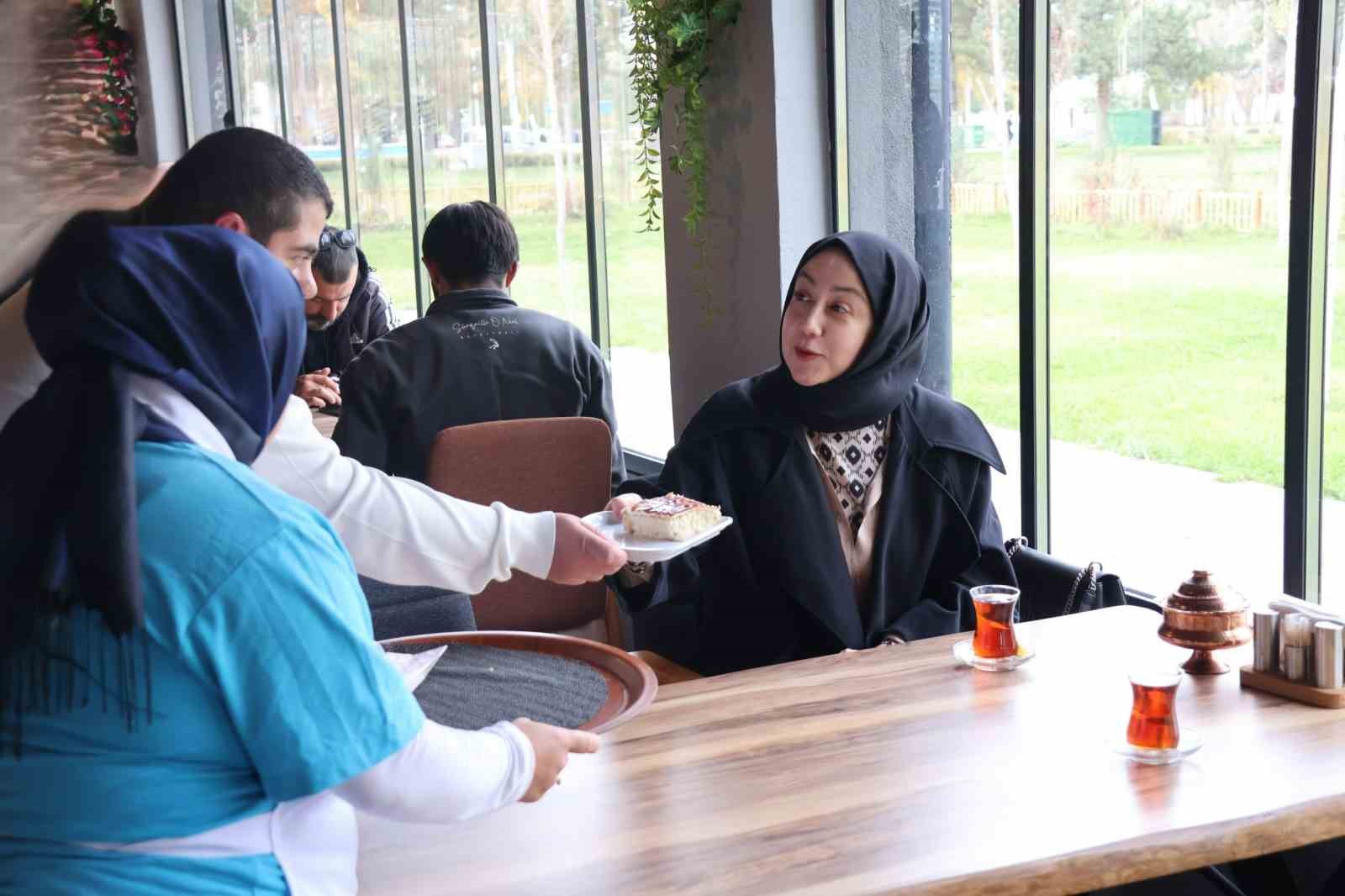 erzurumda gulumseyen kafe ozel bireylerin uretim merkezi oldu 6 clG3hJXK