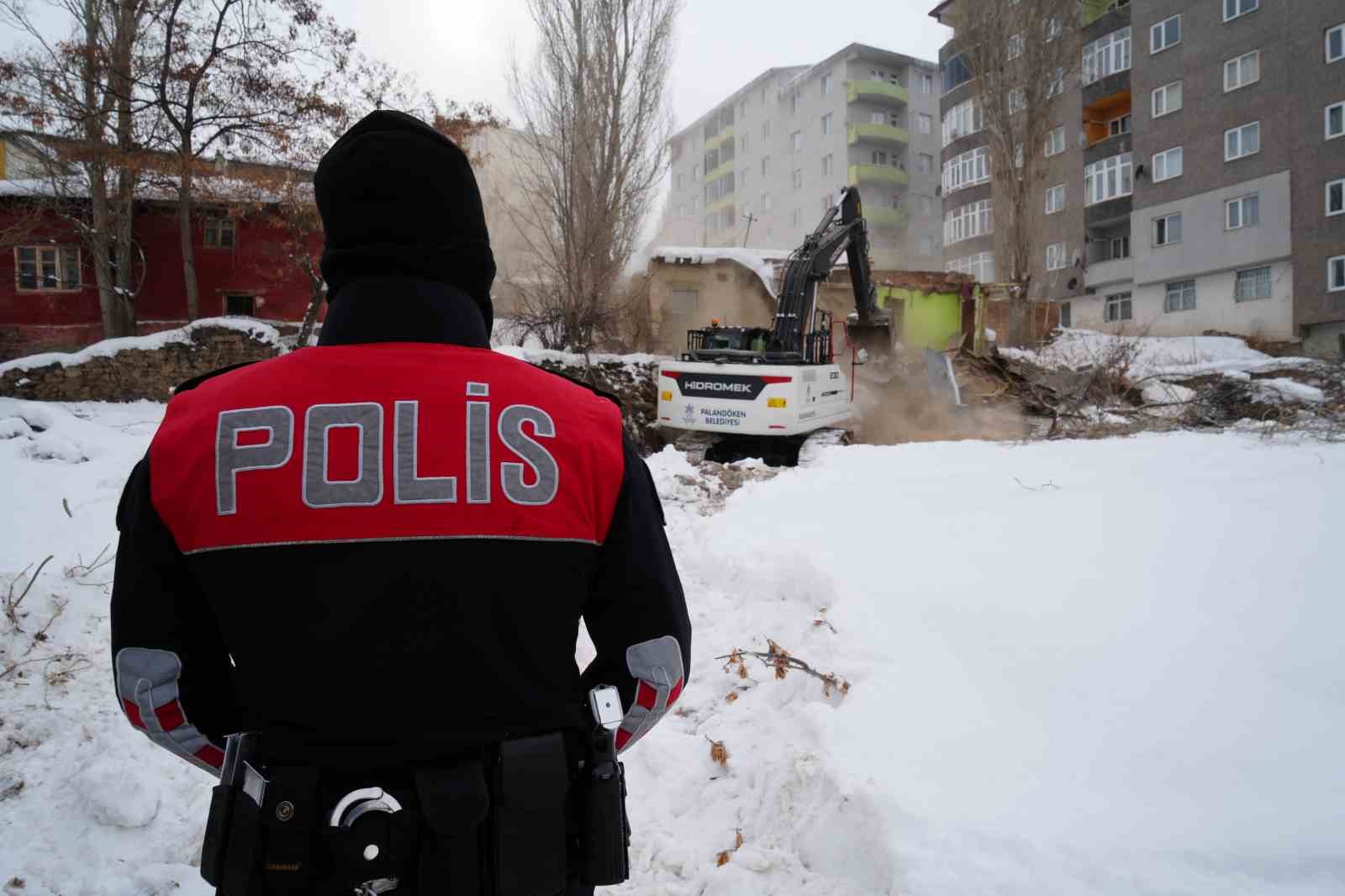 erzurumda guvenlik ve huzur icin metruk binalar tek tek yikiliyor 2