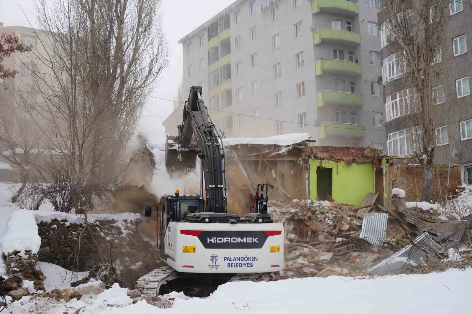 erzurumda guvenlik ve huzur icin metruk binalar tek tek yikiliyor 3 ivkJO4Zm