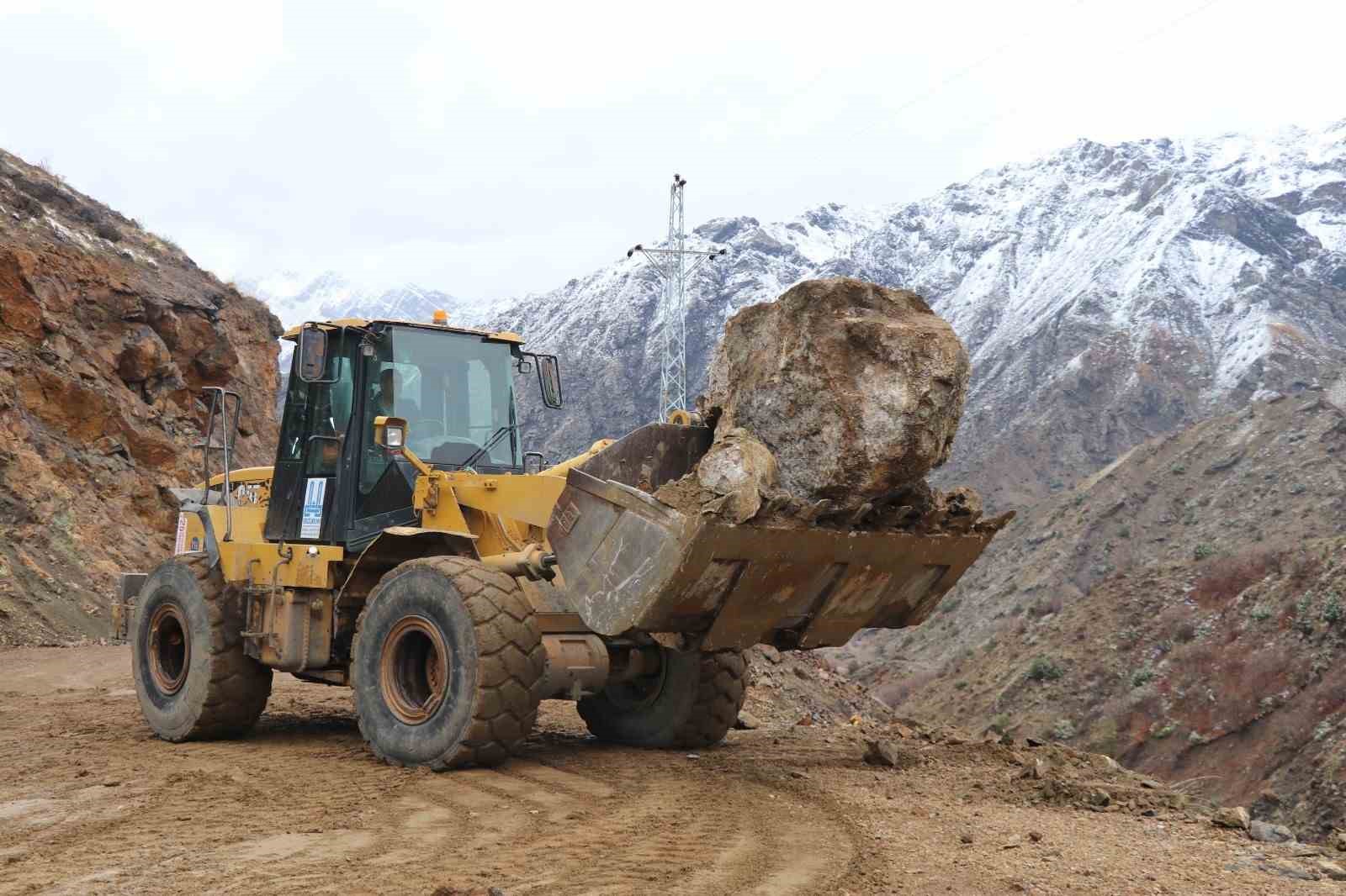 erzurumda heyelan yolu kapatti 1 EJTOzkTL