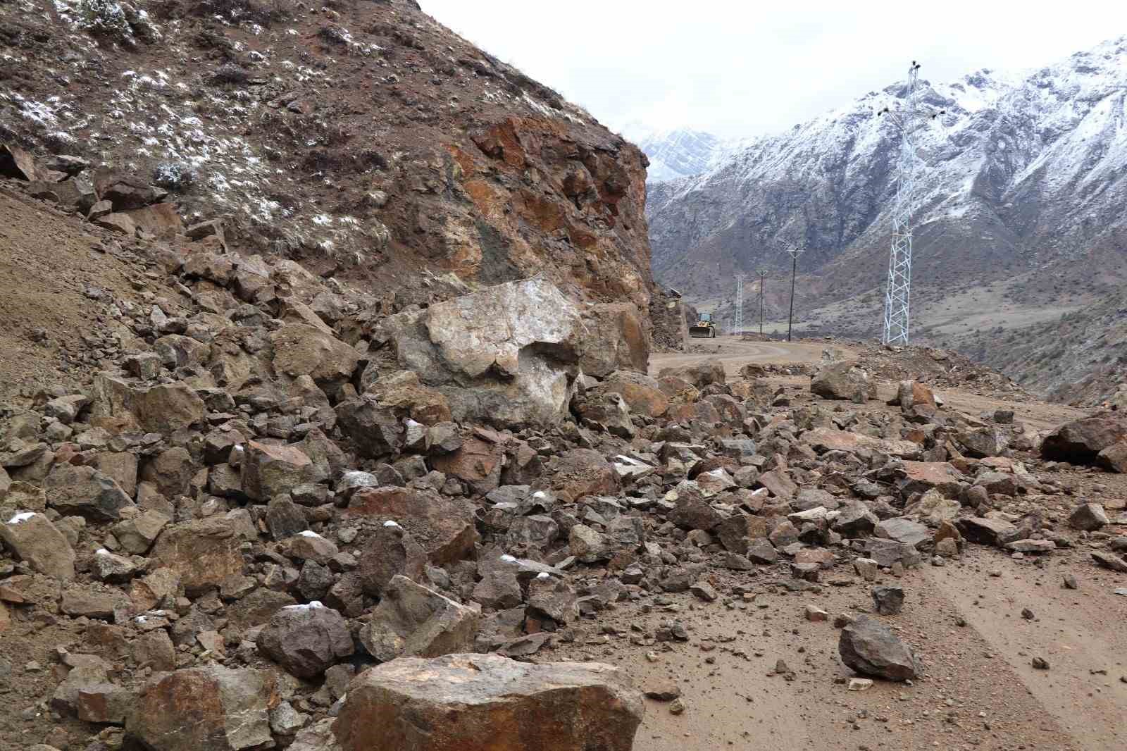 erzurumda heyelan yolu kapatti 2 uZnsclfp