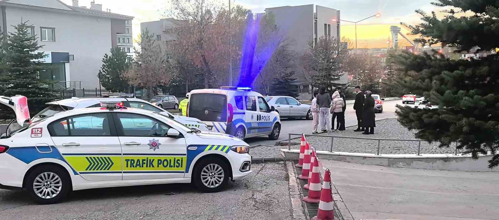 Erzurum’da iki otomobil çarpıştı: 3 yaralı 8 erzurumda iki otomobil carpisti 3 yarali 4