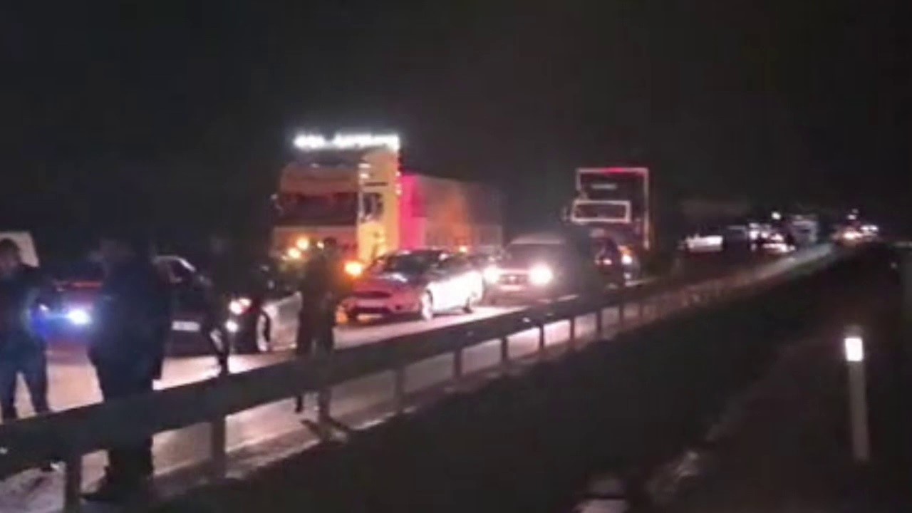 erzurumda jandarma aracinin da karistigi zincirleme kaza 2 asker yarali 0 NpUzsRa4