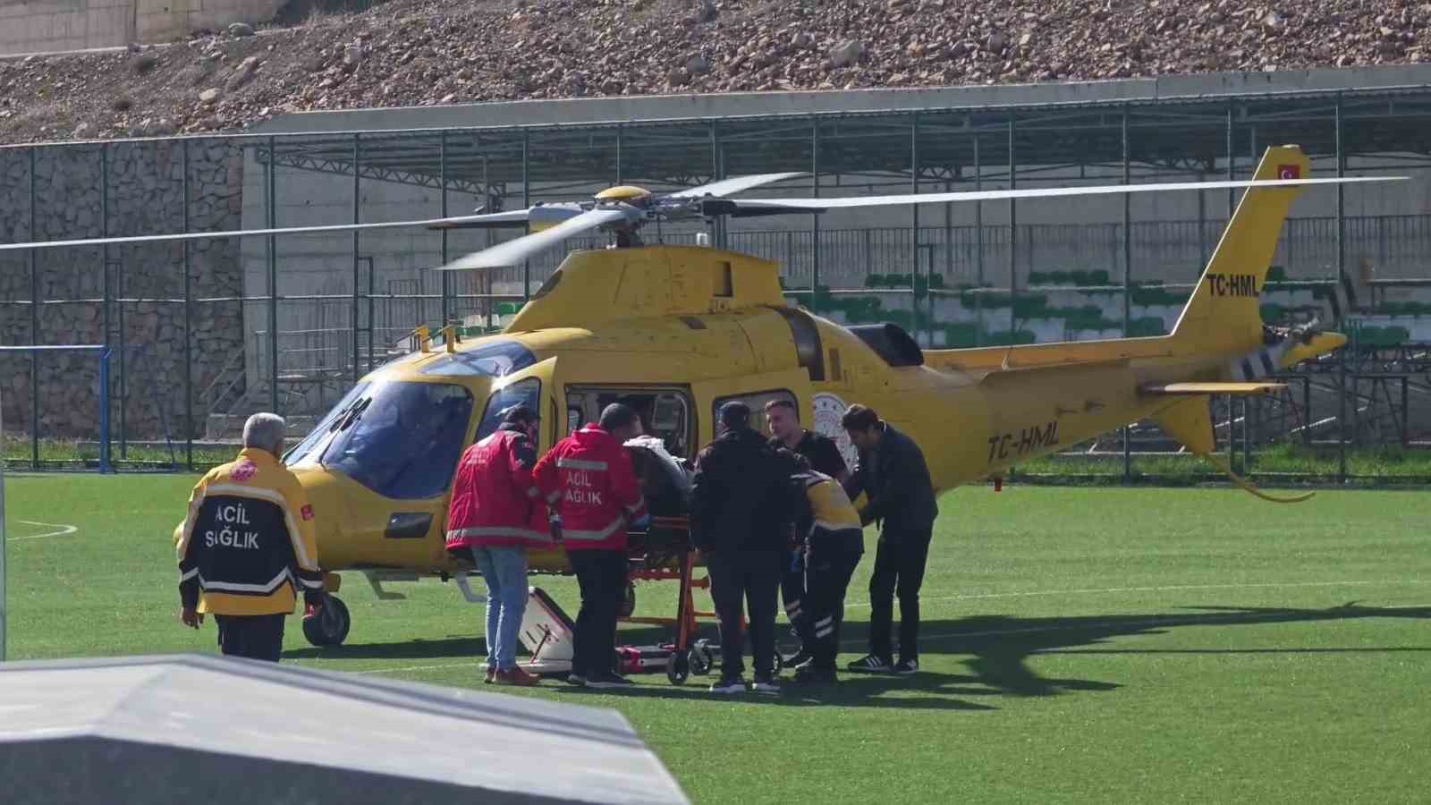 Erzurum’da kalp krizi şüphesi: Hasta helikopterle sevk edildi 6 erzurumda kalp krizi suphesi hasta helikopterle sevk edildi 2 KYYXfQJG