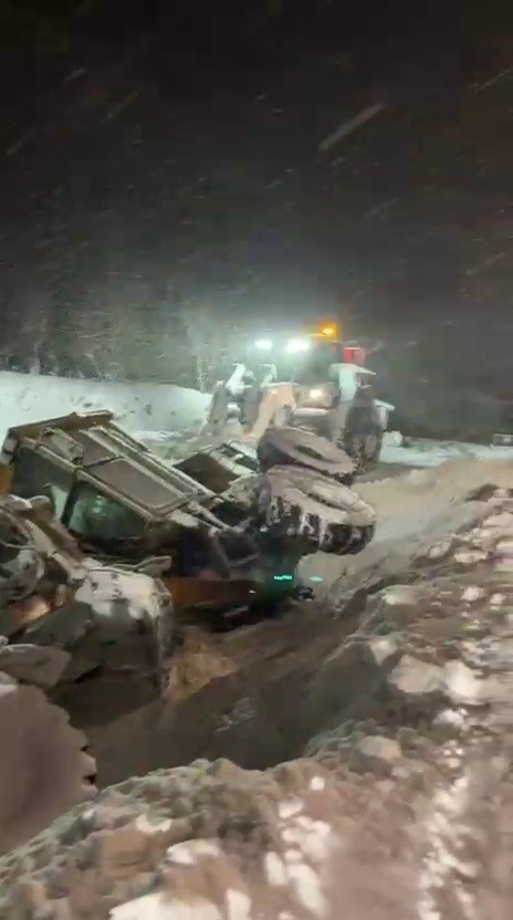 Erzurum’da kar temizleme aracı devrildi 5 erzurumda kar temizleme araci devrildi 1 7wEHfpmp