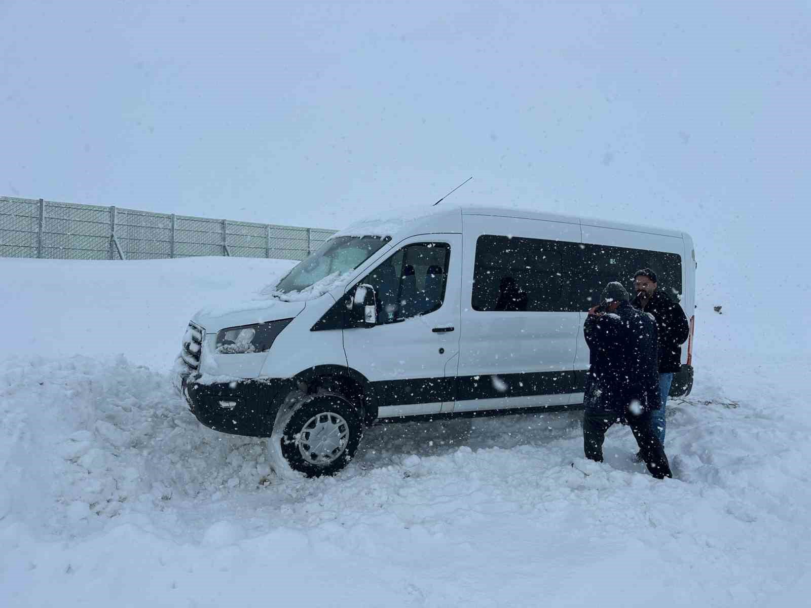 erzurumda kar yagisi ve tipi nedeniyle araclar yolda mahsur kaldi 1