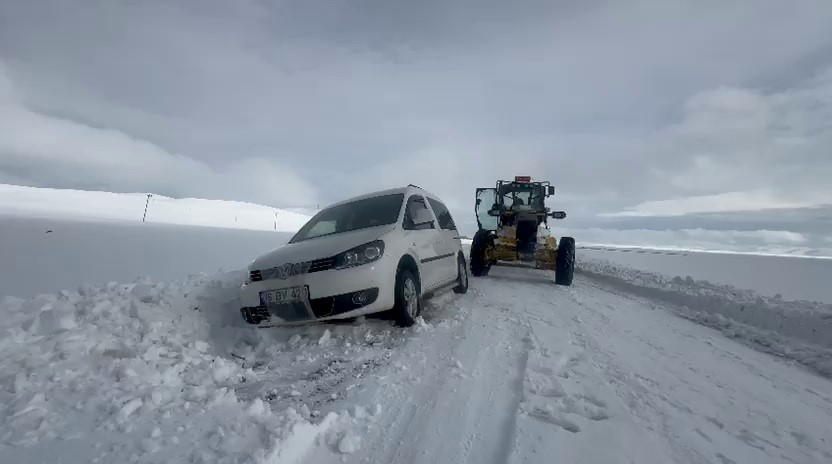 erzurumda kara saplanan otomobil 3 saat mahsur kaldi 2 gwT1KfIh