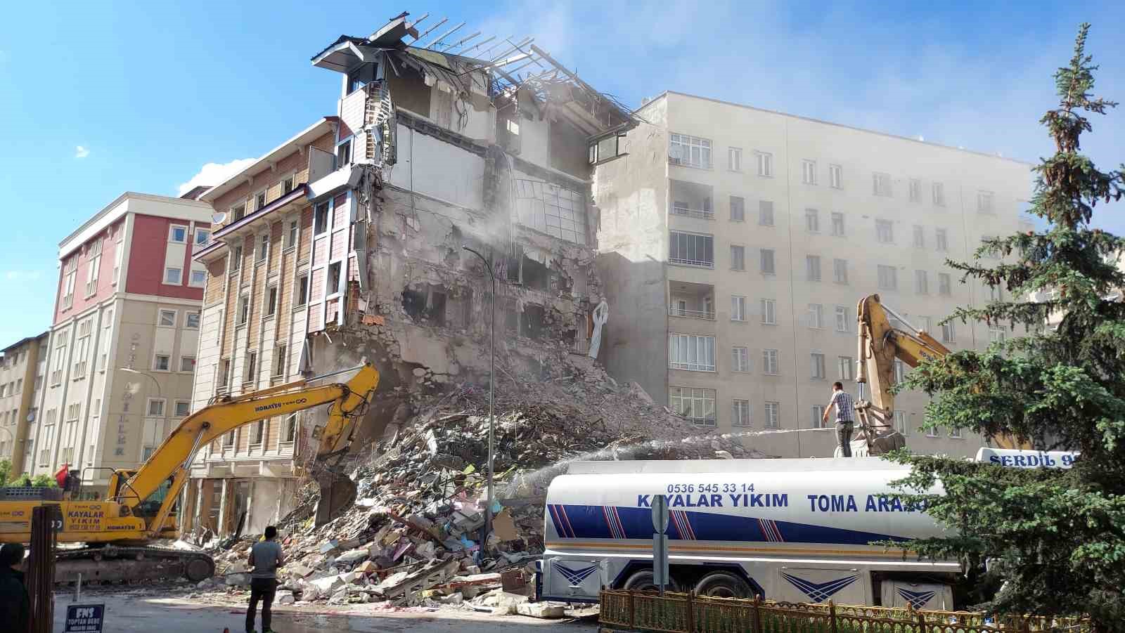 Erzurum’da kontrollü yıkımda korkutan anlar 7 erzurumda kontrollu yikimda korkutan anlar 3 M96ngwzi
