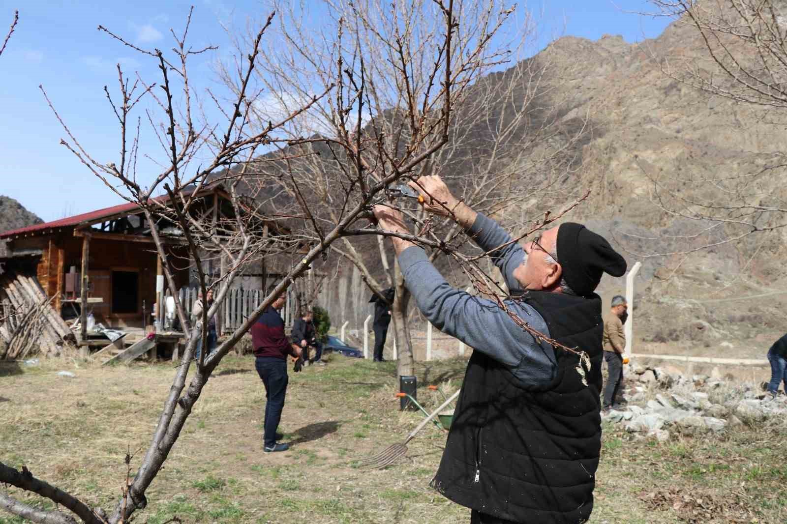 erzurumda koylerde bahce bakim calismalari basladi 3 Uh5ZgfnZ