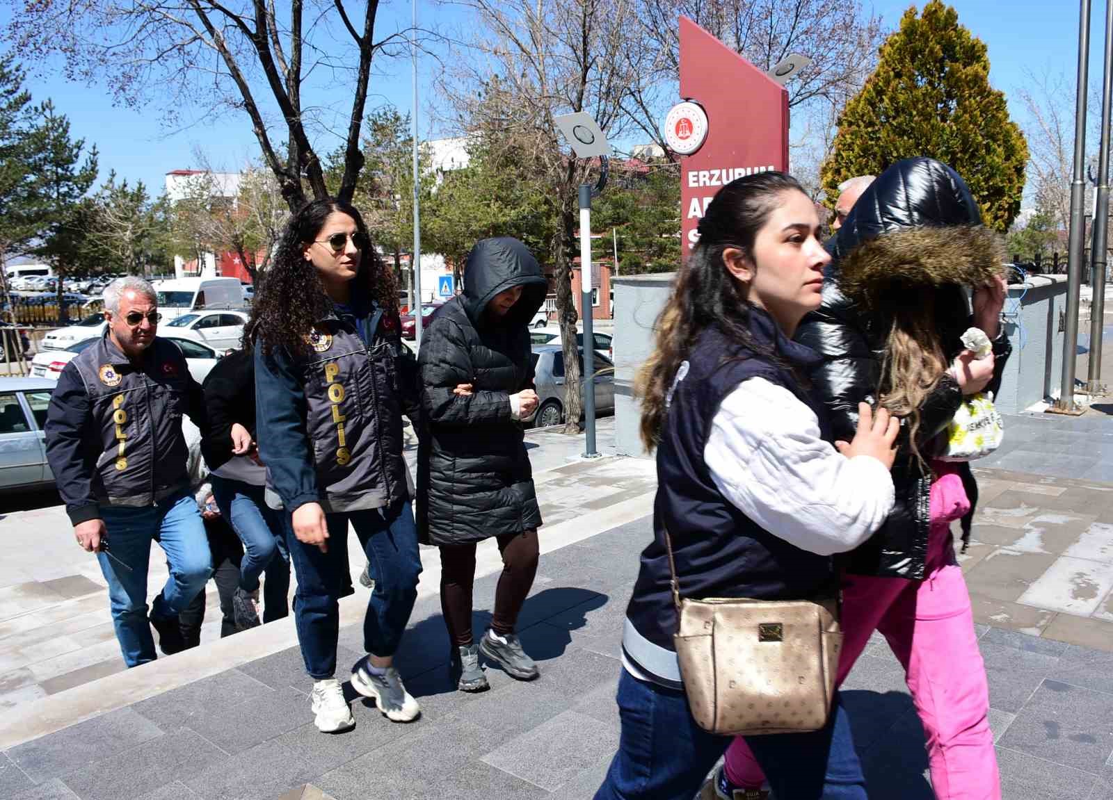 Erzurum’da masaj salonu maskesi altında fuhuş şebekesine darbe 4 erzurumda masaj salonu maskesi altinda fuhus sebekesine darbe 0 qJ9p6AzR