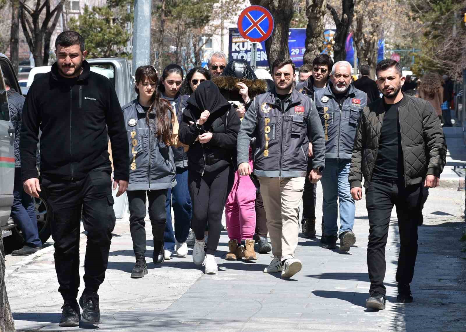 Erzurum’da masaj salonu maskesi altında fuhuş şebekesine darbe 5 erzurumda masaj salonu maskesi altinda fuhus sebekesine darbe 1 vg7NqGmK