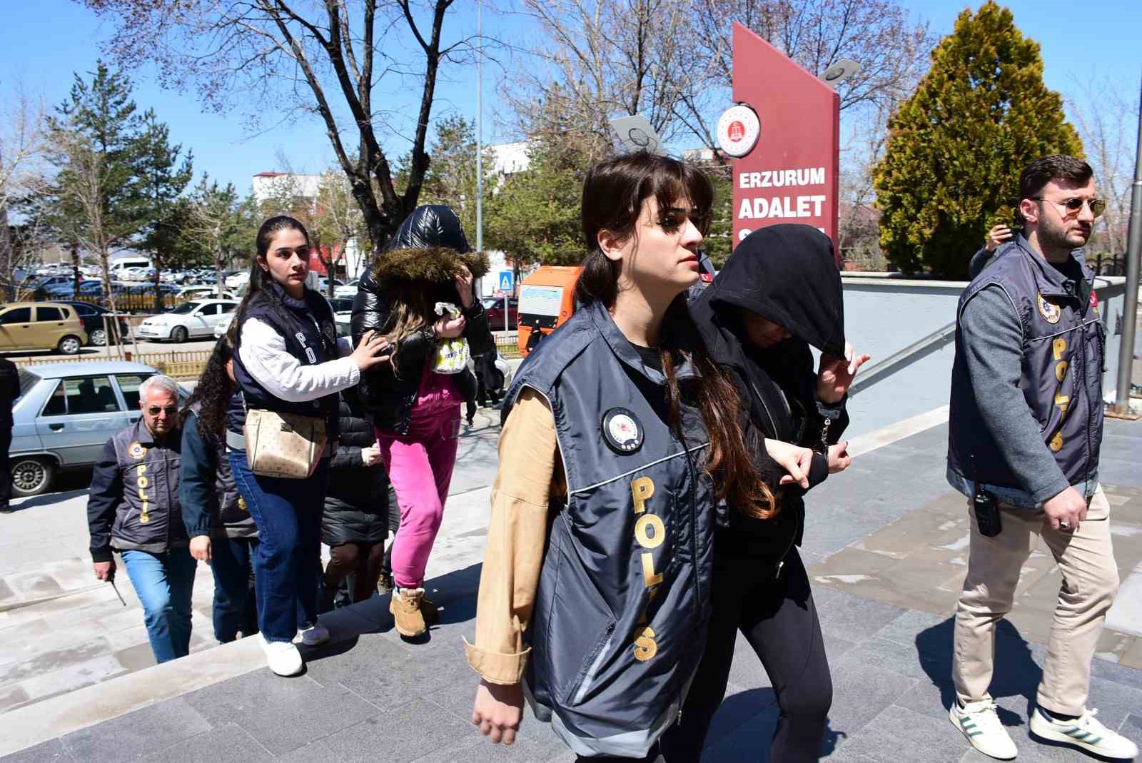 Erzurum’da masaj salonu maskesi altında fuhuş şebekesine darbe 6 erzurumda masaj salonu maskesi altinda fuhus sebekesine darbe 2 ERGIm8KZ