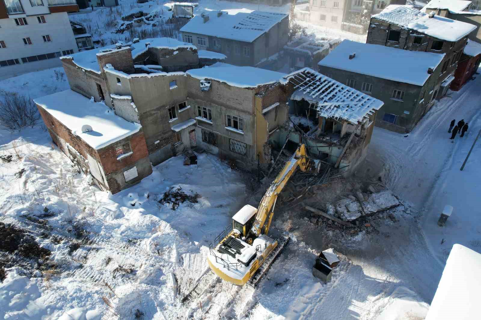 erzurumda metruk binalar yikiliyor 11