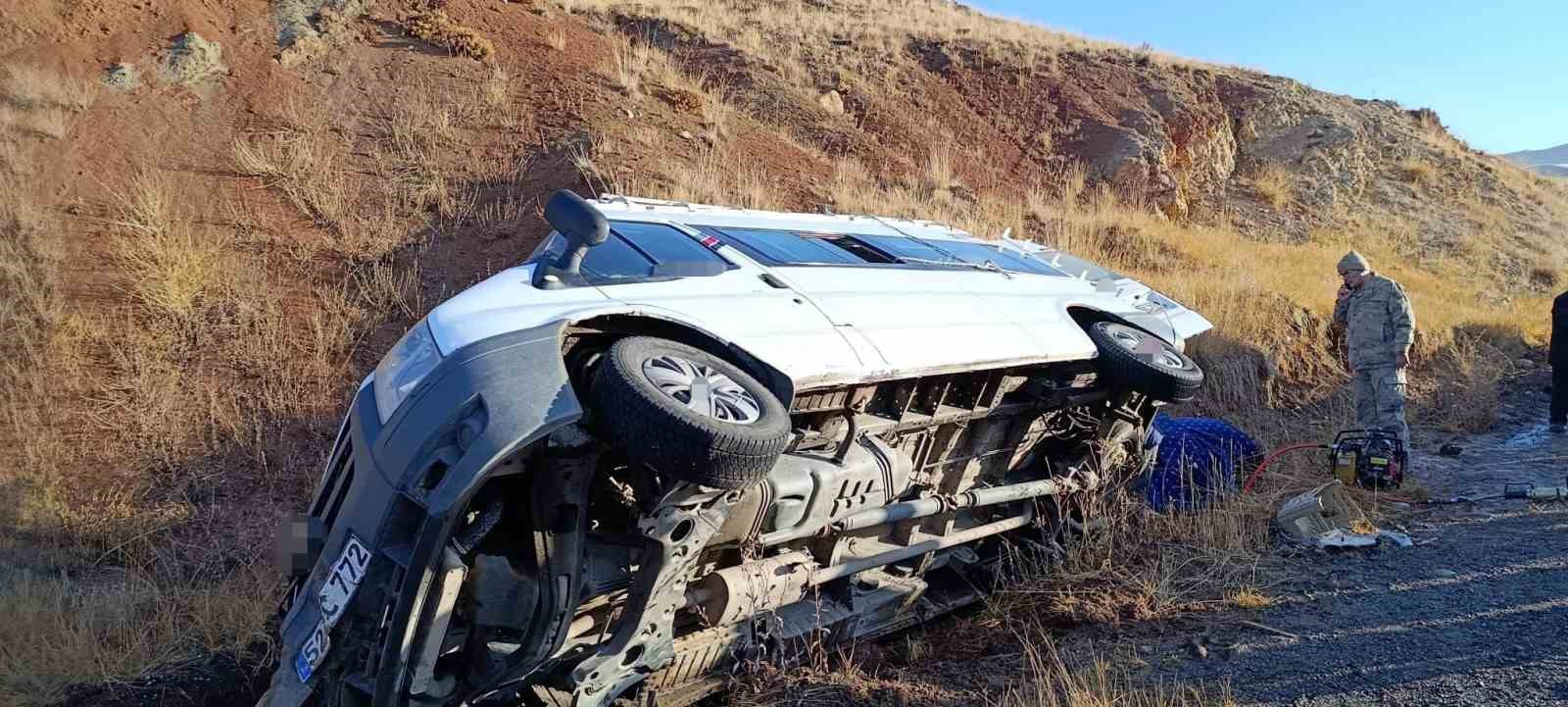 erzurumda ogretmenleri tasiyan servis minibusu devrildi 7 yarali 0 ZLAdcI8X