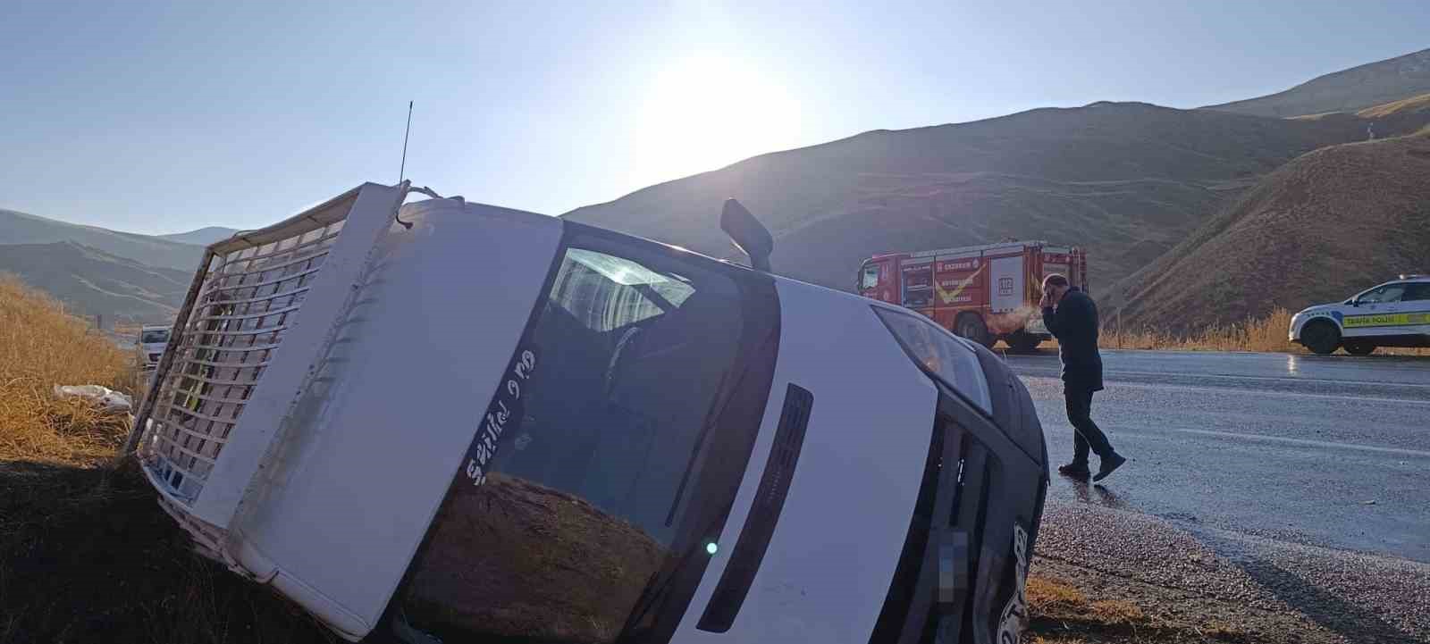 erzurumda ogretmenleri tasiyan servis minibusu devrildi 7 yarali 3