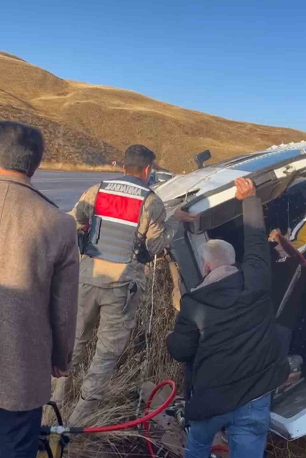erzurumda ogretmenleri tasiyan servis minibusu devrildi 7 yarali 5
