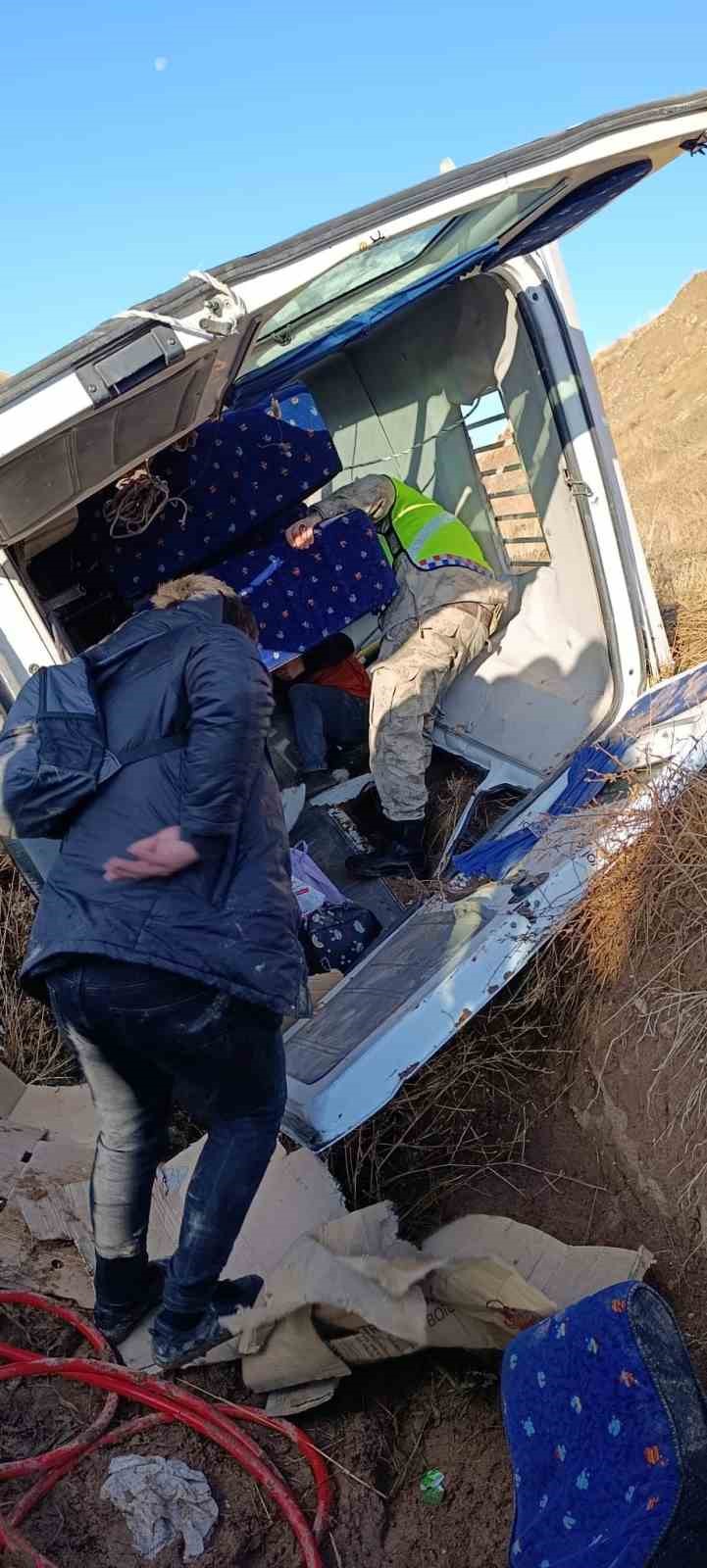 erzurumda ogretmenleri tasiyan servis minibusu devrildi 7 yarali 6
