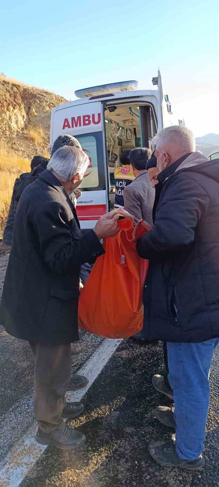 erzurumda ogretmenleri tasiyan servis minibusu devrildi 7 yarali 8 cRUzQ6JZ