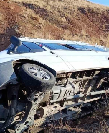 erzurumda-ogretmenleri-tasiyan-servis-minibusu-devrildi-7-yarali-vhzB1kVk.jpg
