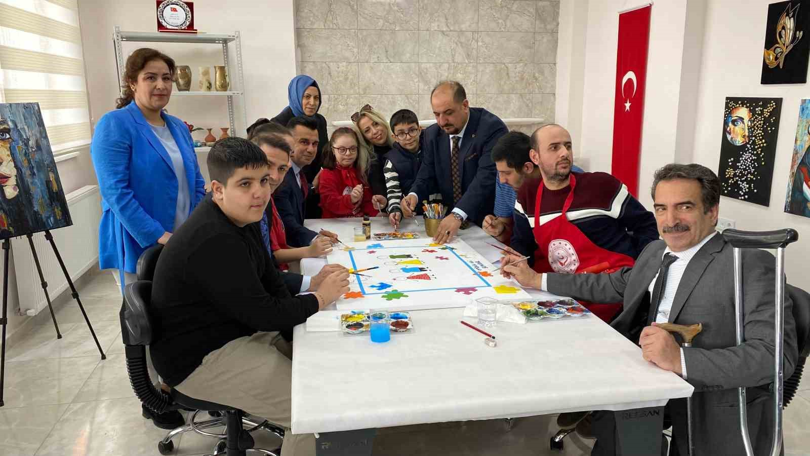 erzurumda otizm farkindaligi icin mavi balonlar gokyuzune birakildi 2 AaZbROnf