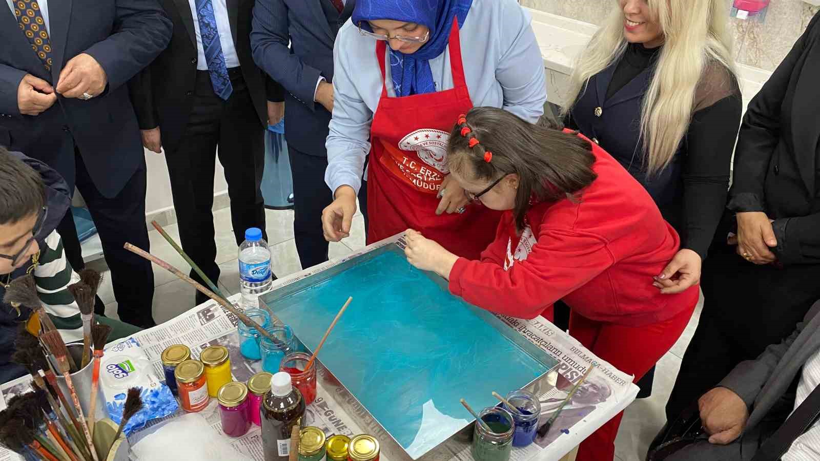 erzurumda otizm farkindaligi icin mavi balonlar gokyuzune birakildi 3 sfQUMaZn