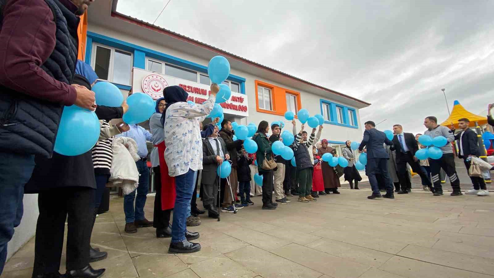 erzurumda otizm farkindaligi icin mavi balonlar gokyuzune birakildi 4 uUSktqSL