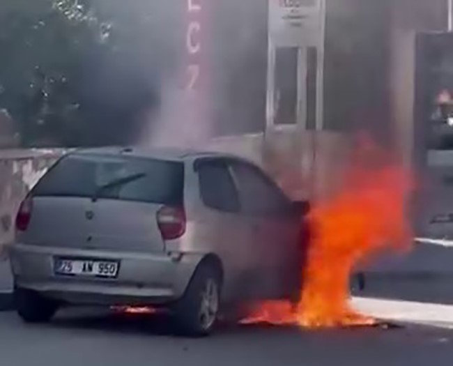 erzurumda otomobil alev topuna dondu 1 Xq5U7fSf